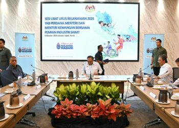 ANWAR Ibrahim (tengah) mempengerusikan Sesi Libat Urus Belanjawan 2025 Bersama Pemain Industri Sawit di Ipoh, hari ini. - PEJABAT PERDANA MENTERI