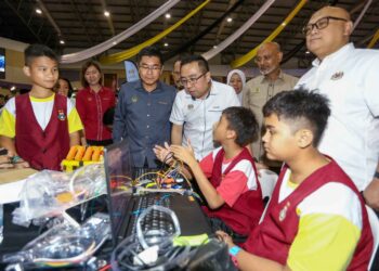 CHANG Lih Kang (tengah) bersama murid yang menyertai Karnival MSN peringkat negeri Perak dan Malaysia Techlympics Peringkat Zon Utara 2024 di Kuala Kangsar hari ini. - UTUSAN/MUHAMAD NAZREEN SYAH MUSTHAFA