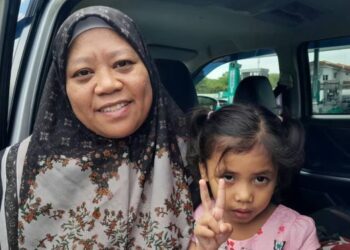 SITI ASIAH Samion bersama anak angkatnya, Nur Aleeya Abdul Rahman yang dijaga sejak lahir.