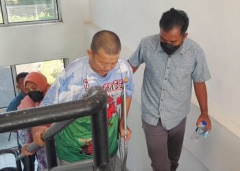 ZURAIDI Mazlan (kanan) didakwa di Mahkamah Sesyen Kota Tinggi dengan sembilan pertuduhan melakukan amang seksual fizikal dan liwat terhadap enam remaja lelaki sejak 2017.