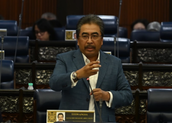 JOHARI Abdul Ghani semasa sesi Pertanyaan-Pertanyaan bagi Jawab Lisan di Dewan Rakyat, hari ini. - JABATAN PENERANGAN MALAYSIA