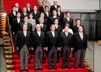 PERDANA Menteri baharu Jepun, Shigeru Ishiba (depan tengah) bersama anggota Kabinetnya pada sesi bergambar di kediaman rasmi perdana menteri di Tokyo.- AFP