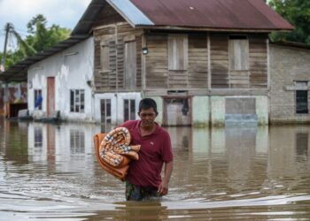 LIMA hingga tujuh luruan monsun diramal berlaku sepanjang musim Monsun Timur Laut  (MTL) yang berpotensi menyebabkan banjir terutama di negeri-negeri Pantai Timur Semenanjung, barat Sarawak dan timur Sabah. - UTUSAN/SHAHIR NOORDIN