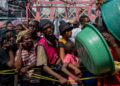 ORANG ramai beratur untuk menunggu pengagihan makanan di kem perpindahan di Lycee Marie Jeanne di Port-au-Prince, pada 30 September lepas.- AFP