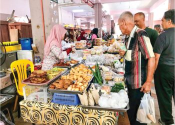 PELANGGAN membeli kuih-muih di Pasar Siti Khadijah, Kota Bharu, Kelantan. – UTUSAN/ROSLIZA MOHAMED