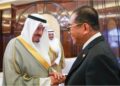 MOHAMED Khaled Nordin bersalaman dengan Sabah Al-Khalid Al-Sabah pada pertemuan di Kuwait, semalam. – GAMBAR FB KHALED NORDIN