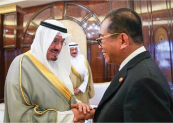 MOHAMED Khaled Nordin bersalaman dengan Sabah Al-Khalid Al-Sabah pada pertemuan di Kuwait, semalam. – GAMBAR FB KHALED NORDIN