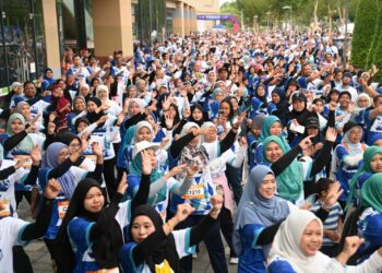 PARA peserta melakukan aksi pemanas badan sebelum memulakan acara Fun Run dan Fun Walk dalam Jelajah ANMS di KSL Esplanade Mall, Klang.