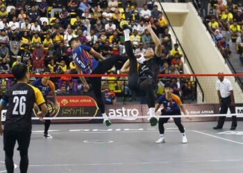 PEMAIN Perak Bison, Muhammad Noraizat Nordin membuat libasan sambil dihalang pemain KL Thunder, Mohamad Azlan Alias pada STL GP Perak di Stadium Indera Mulia hari ini. - UTUSAN/MUHAMAD NAZREEN SYAH MUSTHAFA