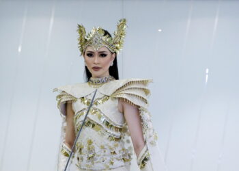 Sandra Lim memperagakan busana yang akan dipakai untuk Miss Universe 2024 pada Majlis Pengumuman Baju Kebangsaan Miss Universe 2024, di Empire City, di sini hari ini. Foto: SHIDDIEQIIN ZON