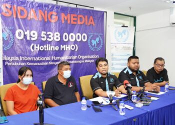 RISDAWATI dan suaminya, Ong Bee Choon (dua, kiri)  bersama Hishamuddin Hashim dalam sidang media mengenai anak mereka dipercayai menjadi mangsa sindiket pemerdagangan manusia di Myanmar, di pejabat MHO, Petaling Jaya, semalam.