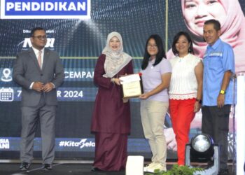 Fadhlina Sidek  menyampaikan sijil penghargaan kepada pelajar-pelajar cemerlang SPM sempena program Tekad Reformasi Pendidikan  di Kajang semalam. – UTUSAN/ILHAM ZAKARIA