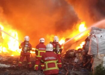 ANGGOTA bomba memadamkan kebakaran melibatkan sebuah kilang barangan kitar semula di Jalan Padang Tembak, Kawasan Perindustrian Pengkalan Chepa, Kota Bharu, Kelantan. - IHSAN BOMBA KELANTAN