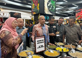 ARMIZAN Mohd. Ali (tiga dari kiri) membuat tinjauan harga barangan keperluan yang terlibat di bawah Skim Harga Maksimum Musim Perayaan (SHMMP) Deepavali 2024 di Sam’s Groceria, KL Sentral hari ini.