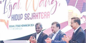 AMIR Hamzah Azizan melancarkan Bulan Literasi Kewangan Kebangsaan 2024 di Sasana Kijang, semalam. Turut hadir, Gabenor Bank Negara, Datuk Seri Abdul Rasheed Ghaffour dan Pengerusi KWSP, Tan Sri Mohd. Zuki Ali (kanan). – GAMBAR KWSP