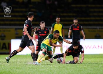 Pemain Kedah, Wan Amirul Afiq Abdul Rahman (tengah) dihalang pemain Terengganu, Akhyar Rashid pada aksi Liga Super antara kedua-dua pasukan di Stadium Darul Aman, kelmarin.-IHSAN KDA FC