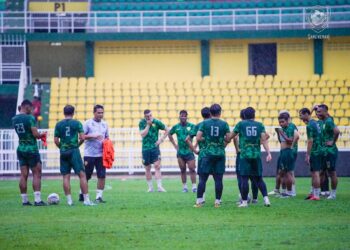 NAFUZI Zain (tiga dari kiri) bercakap dengan barisan pemain KDA FC yang turun menjalani sesi latihan di Stadium Darul Aman.-IHSAN SANG KENARI