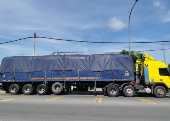 TRELER yang digunakan suspek untuk menyeludup 41,000 kg kelapa selepas ditahan di SJR Neting, Pengkalan Kubor, Kelantan semalam-IHSAN PGA.