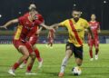 PENYERANG Selangor, Ronnie Fernandez dikawal ketat oleh pemain Dynamic Herb Cebu FC pada perlawanan Liga Juara-Juara II (ACL II), kelmarin. GAMBAR: FARIZ RUSADIO