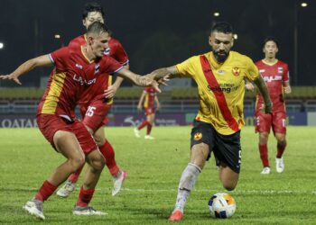 PENYERANG Selangor, Ronnie Fernandez dikawal ketat oleh pemain Dynamic Herb Cebu FC pada perlawanan Liga Juara-Juara II (ACL II), kelmarin. GAMBAR: FARIZ RUSADIO