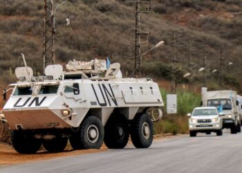 KENDERAAN perisai UNIFIL menjalankan rondaan di sepanjang jalan di al-Khardali di selatan Lubnan, pada 17 September lepas.- AFP