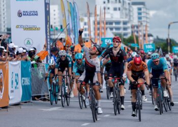 Pelumba JCL Team Ukyo, Matteo Malucelli memenangi perlumbaan Le Tour de Langkawi 2024 peringkat ketujuh (Miri-Bintulu), semalam. - UTUSAN/ SHIDDIEQIIN ZON