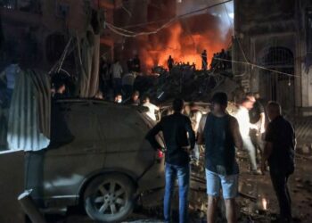 ANGGOTA pertahanan awam Lubnan dan orang ramai memeriksa lokasi serangan udara Israel di Basta, Beirut semalam.- AFP