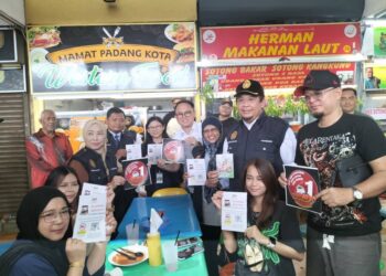 LUKANISMAN Awang Sauni (dua dari kanan) dalam program Walkabout Premis Bersih, Bebas Asap (Bebas) di Kompleks Makanan Medan Renong, di Georgetown, Pulau Pinang, hari ini.