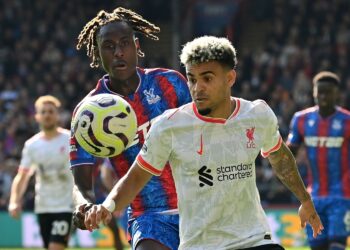 PEMAIN Liverpool Luis Diaz (kanan) bersaing dengan pemain Crystal Palace,  Trevoh Chalobah dalam saingan Liga Perdana Inggeris. Liverpool menang 1-0. - AFP