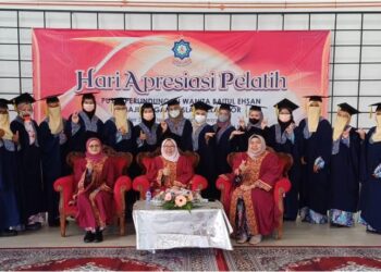 NORZAIHAN Mohd. Zain dan Norraini Nordin bersama penerima anugerah Majlis Apresiasi Pelatih Baitul Ehsan 2024, di Sabak Bernam, Selangor, semalam.