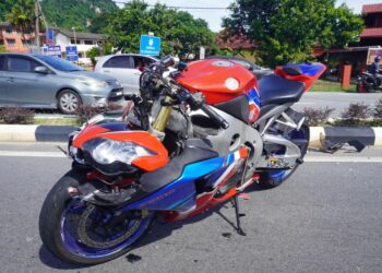 KEADAAN motosikal yang terlibat kemalangan menyebabkan penunggangnya maut di Jalan Tambun, Ipoh hari ini. - UTUSAN