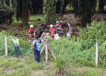 KEADAAN kereta imam masjid, Nurul Kamal Zulkanain yang terbabas dalam kemalangan di WCE, dekat Lumut kelmarin. - UTUSAN/IHSAN JBPM PERAK