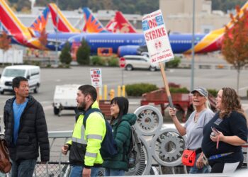 PEKERJA mogok sambil memegang papan tanda protes berhampiran Boeing Field di Dewan Kesatuan Seattle di Seattle, Washington, pada 15 Oktober lepas.- AFP