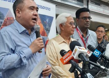 ANTHONY Loke pada sidang media selepas manghadiri sesi taklimat di kaunter Stesen LRT Pasar Seni, di sini, hari ini.