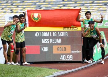 KUARTET Kedah muncul juara acara 4x100 meter kategori Lelaki 18 Tahun pada Kejohanan Olahraga MSSM di Stadium Perak hari ini. - UTUSAN/MUHAMAD NAZREEN SYAH MUSTHAFA