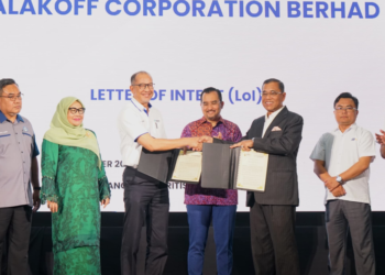 RAJA Iskandar Raja Mukhtaruddin (tiga dari kiri) dan Sh Mohmed Puzi Sh Ali (tiga dari kanan) menukar dokumen LOI yang ditandatangani di Kampus UniKL BMI di Gombak, Kuala Lumpur, semalam.