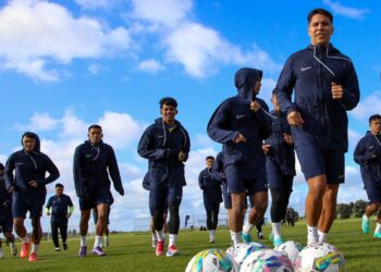 PEMAIN-pemain Harimau Malaya menjalani latihan di Auckland, semalam sebagai persiapan menentang New Zealand dalam aksi persahabatan esok. IHSAN FAM