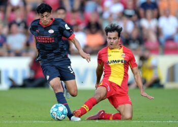 Mats Deijl  (kanan) beraksi bersama kelabnya, Go Ahead Eagles ketika menentang PSV Eindhoven dalam saingan Liga Belanda di Deventer. – AFP