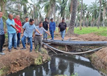 HARRISON Hassan (tengah) bersama penduduk menunjukkan keadaan parit yang tercemar di sekitar Kampung Simpang 3, Jeram di Kuala Selangor, Selangor, semalam. – UTUSAN / ISKANDAR SHAH MOHAMED