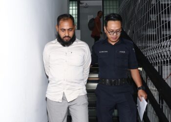 REZAUL  Shajahan Ali didakwa  memberi rasuah kepada pegawai Jabatan Imigresen Malaysia ketika dituduh di Mahkamah Sesyen Ipoh hari ini. - UTUSAN/MUHAMAD NAZREEN SYAH MUSTHAFA