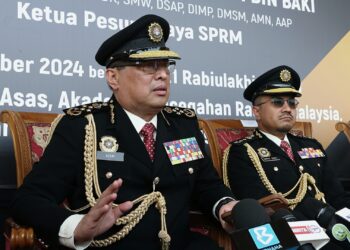 AZAM Baki ketika ditemui pemberita pada Majlis Perbarisan Tamat Latihan Kursus Asas Pegawai SPRM Siri 28 Bil. 1/2023 (Penolong Penguasa Gred P29) di Akademi Pencegahan Rasuah Malaysia di Bandar Enstek, Nilai, Seremban hari ini.-UTUSAN/MOHD. SHAHJEHAN MAAMIN.