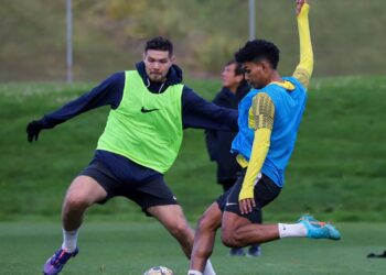 PEMAIN Harimau Malaya  menjalani latihan akhir di Auckland, New Zealand semalam menjelang menentang kelab Auckland FC hari ini. - IHSAN FAM