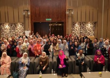 NANCY Shukri (tengah) bergambar bersama peserta selepas menyampaikan ucaptama pada Inclusivity In Early Childhood Education Conference di Doubletree by Hilton, Johor Bahru, hari ini. - UTUSAN/RAJA JAAFAR ALI