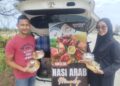 NOR Syafira Eshak dan  Muhammad Fakrol Azim Kamaruddin  berniaga Nasi Arab Mandy dari but  kereta di Kampung Raja, Besut. – UTUSAN/WAN ZURATIKAH IFFAH WAN ZULKIFLI