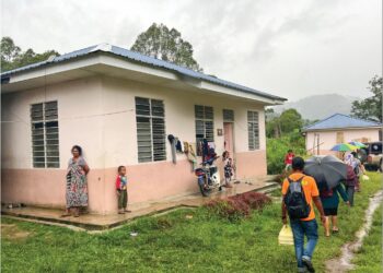 MASYARAKAT Orang Asli di Gua Musang, Kelantan merayu bantuan makanan dapat dihantar lebih awal sebelum musim tengkujuh. 
– UTUSAN/AIMUNI TUAN LAH