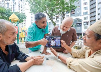 Penduduk PPR Sri Pantai, Kuala Lumpur menyaksikan siaran langsung pembentangan Belanjawan 2025 oleh Anwar Ibrahim, semalam. 
– UTUSAN/FARIZ RUSADIO