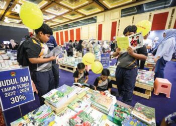 DARJAT bahasa dan kesusasteraan negara perlu dipertahankan demi memperkukuhkan keupayaannya bersaing di pentas dunia tanpa kehilangan jati diri.