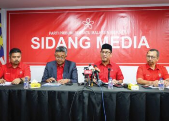 Ahmad Faizal Azumu (dua dari kanan) bersama Setiausaha Kerja Bersatu,  Datuk Suhaimi Yahaya (kanan), Saiful Adli Arshad (dua dari kiri) dan Setiausaha Jawatankuasa Pemilihan Parti Bersatu, Amirul Fahmi Mohd. Mazlan Kushairi dalam sidang akhbar di Ibu Pejabat Bersatu di Petaling Jaya, semalam. – utusan/MUHAMAD IQBAL ROSLI