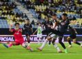 Pemain Terengganu FC, Nelson Bonilla (dua dari kanan) menjaringkan gol menentang PDRM FC pada aksi Liga Super  di Stadium Sultan Mizan Zainal Abidin Gong Badak malam tadi. - UTUSAN/PUQTRA HAIRRY