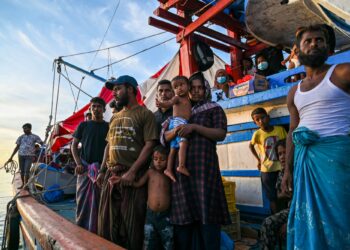 SEBUAH bot yang membawa pelarian Rohingya mendarat di pantai Labuhan Haji di wilayah Aceh Selatan.- AFP